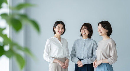 オフィスで談笑・ミーティングする女性たち：打ち合わせ・同僚