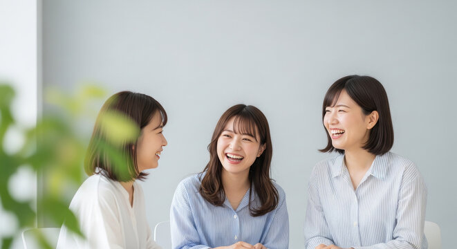 オフィスで会話・談笑・ミーティングする女性たち：打ち合わせ・同僚