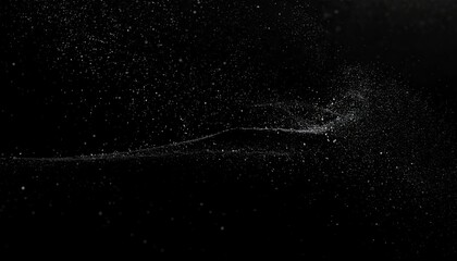 Biały proszek unoszący się w ciemności na czarnym tle, drobne cząsteczki mąki lub pyłu tworzące dynamiczną chmurę i abstrakcyjną teksturę.