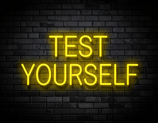 Fototapeta premium Leuchtende gelbe Neonschrift 