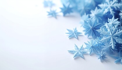 Niebieskie płatki śniegu na białym tle tworzące zimową kompozycję z miejscem na tekst, idealne na kartkę świąteczną lub tło.