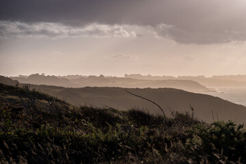 Photographie du Point du Grouin à Cancale en Bretagne (France), montrant les falaises rocheuses dominant l’océan Atlantique. Station d’observation et sentier côtier surplombant une mer agitée, vagues  © d70 Philippe Dougoud