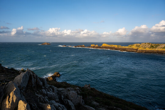 Photographie du Point du Grouin &agrave; Cancale en Bretagne (France), montrant les falaises rocheuses dominant l&rsquo;oc&eacute;an Atlantique. Station d&rsquo;observation et sentier c&ocirc;tier surplombant une mer agit&eacute;e, vagues 