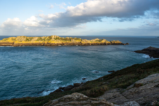 Photographie du Point du Grouin &agrave; Cancale en Bretagne (France), montrant les falaises rocheuses dominant l&rsquo;oc&eacute;an Atlantique. Station d&rsquo;observation et sentier c&ocirc;tier surplombant une mer agit&eacute;e, vagues 