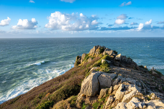 Photographie du Point du Grouin &agrave; Cancale en Bretagne (France), montrant les falaises rocheuses dominant l&rsquo;oc&eacute;an Atlantique. Station d&rsquo;observation et sentier c&ocirc;tier surplombant une mer agit&eacute;e, vagues 