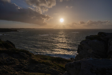 Photographie du Point du Grouin à Cancale en Bretagne (France), montrant les falaises rocheuses dominant l’océan Atlantique. Station d’observation et sentier côtier surplombant une mer agitée, vagues  © d70 Philippe Dougoud