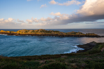 Photographie du Point du Grouin à Cancale en Bretagne (France), montrant les falaises rocheuses dominant l’océan Atlantique. Station d’observation et sentier côtier surplombant une mer agitée, vagues  © d70 Philippe Dougoud