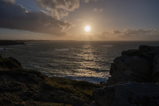 Photographie du Point du Grouin &agrave; Cancale en Bretagne (France), montrant les falaises rocheuses dominant l&rsquo;oc&eacute;an Atlantique. Station d&rsquo;observation et sentier c&ocirc;tier surplombant une mer agit&eacute;e, vagues 
