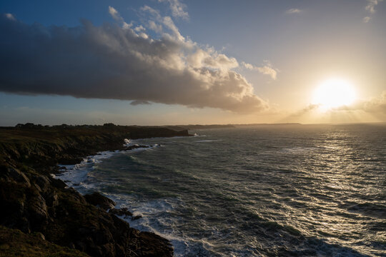 Photographie du Point du Grouin &agrave; Cancale en Bretagne (France), montrant les falaises rocheuses dominant l&rsquo;oc&eacute;an Atlantique. Station d&rsquo;observation et sentier c&ocirc;tier surplombant une mer agit&eacute;e, vagues 