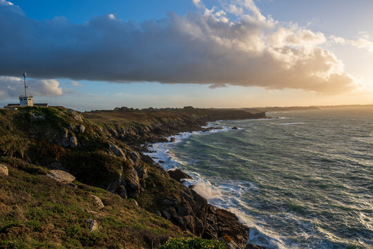 Photographie du Point du Grouin &agrave; Cancale en Bretagne (France), montrant les falaises rocheuses dominant l&rsquo;oc&eacute;an Atlantique. Station d&rsquo;observation et sentier c&ocirc;tier surplombant une mer agit&eacute;e, vagues 