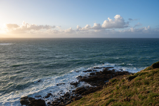 Photographie du Point du Grouin &agrave; Cancale en Bretagne (France), montrant les falaises rocheuses dominant l&rsquo;oc&eacute;an Atlantique. Station d&rsquo;observation et sentier c&ocirc;tier surplombant une mer agit&eacute;e, vagues 