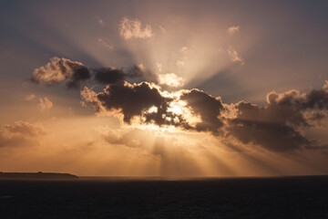 Photographie du Point du Grouin à Cancale en Bretagne (France), montrant les falaises rocheuses dominant l’océan Atlantique. Station d’observation et sentier côtier surplombant une mer agitée, vagues  © d70 Philippe Dougoud