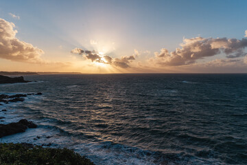 Photographie du Point du Grouin à Cancale en Bretagne (France), montrant les falaises rocheuses dominant l’océan Atlantique. Station d’observation et sentier côtier surplombant une mer agitée, vagues  © d70 Philippe Dougoud