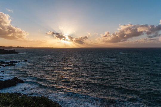 Photographie du Point du Grouin &agrave; Cancale en Bretagne (France), montrant les falaises rocheuses dominant l&rsquo;oc&eacute;an Atlantique. Station d&rsquo;observation et sentier c&ocirc;tier surplombant une mer agit&eacute;e, vagues 
