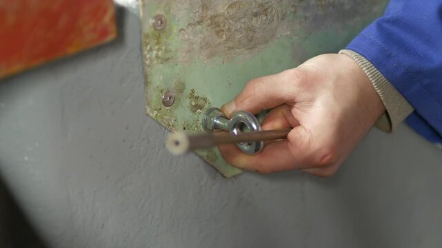 Tightening eye bolt using leverage Boat transom plate