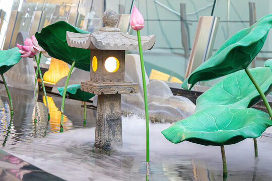 The golden dragon ship with many statues