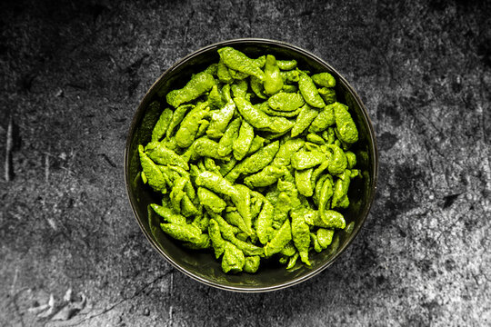 Spaetzle with spinach in a bowl