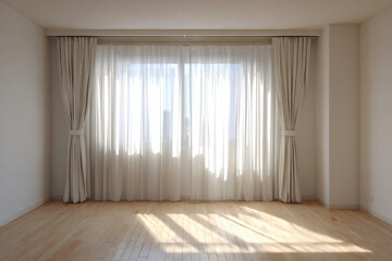日差しを受けた空っぽの部屋