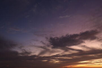 Obraz premium Dramatic sunset sky with colorful clouds at dusk. Nature background and texture - sky replacement