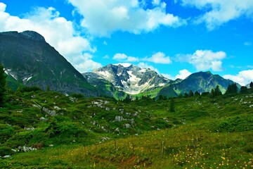 Obraz premium Austrian Alps - view of the Hochlichtspitze mountain near the town of Warth in the Lechtal Alps