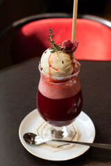 カフェ八角塔の季節のクリームソーダ Berry
