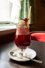 カフェ八角塔の季節のクリームソーダ Berry