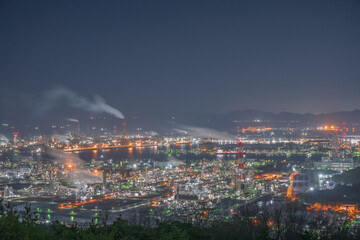 Fototapeta premium 日本の岡山県倉敷市の水島コンビナートの美しい工場夜景