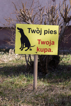 Tabliczka &bdquo;tw&oacute;j pies, twoja kupa&rdquo; w parku, apel o sprzątanie po psie, utrzymanie czystości i odpowiedzialność właścicieli.