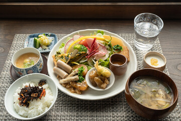 古民家カフェならのき　野菜沢山のプレートランチ