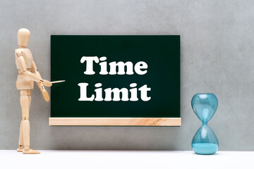 黒板に書かれたTimeLimitの文字と砂時計