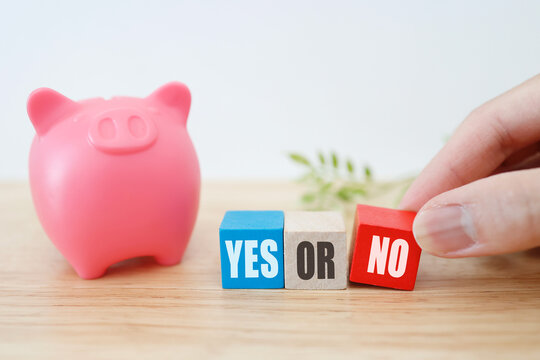 貯金箱とYES OR NOの選択イメージ。