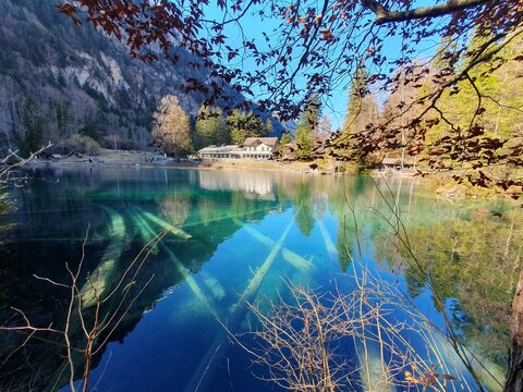 Der Blausee ist trotz seiner geringen Gr&ouml;sse einer der bekanntesten Bergseen der Schweiz. Er ist ein beliebtes Ausflugsziel im Berner Oberland.