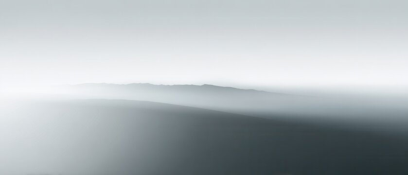 Paisaje minimalista abstracto con una densa niebla blanca cubriendo el horizonte de monta&ntilde;as borrosas en una composici&oacute;n monocrom&aacute;tica.