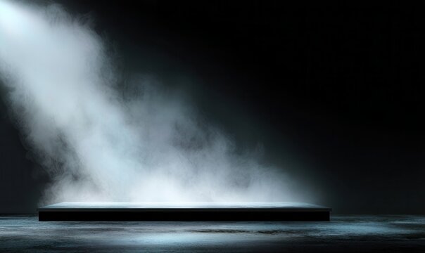 Un foco de luz intensa ilumina una plataforma rodeada de densa niebla blanca y vapor en un ambiente cinematogr&aacute;fico oscuro y dram&aacute;tico.