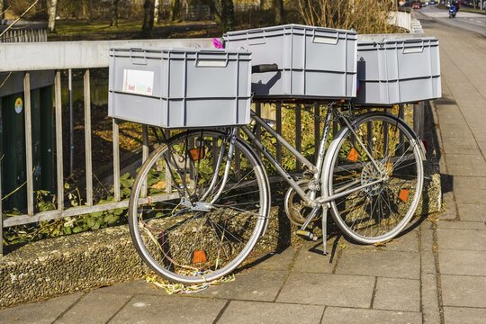Bicycle with plastic containers from foodsharing, food distributor, Cologne, North Rhine-Westphalia, Germany