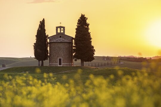 Cappella della Madonna di Vitaleta, Chapel at sunset, Val dOrcia, Pienza, Tuscany, Italy
