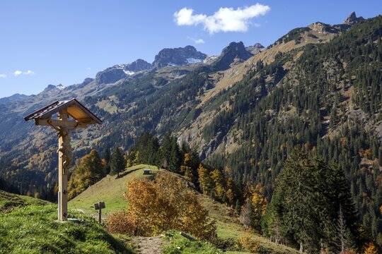 Way cross at the Peters-Alpe, at the back Allg&auml;u Alps, Rappenalptal, autumn atmosphere, near Oberstdorf, Oberallg&auml;u, Allg&auml;u, Bavaria, Germany