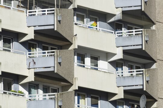 High-rise residential building with balconies and satellite dishes, Trabantenstadt Chorweiler in Cologne, North Rhine-Westphalia, Germany
