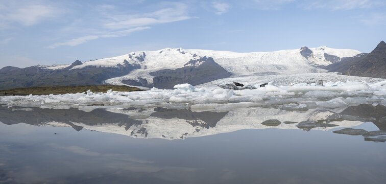 Sveinstindur peak reflected in glacier lagoon, Fjalls&aacute;rl&oacute;n ice lagoon, ice floes in front of Fjallsj&ouml;kull glacier, Vatnaj&ouml;kull, Hornafj&ouml;r&eth;ur, Iceland