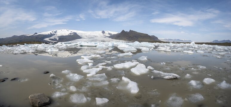 Glacier lagoon, Sveinstindur peak, Fjalls&aacute;rl&oacute;n ice lagoon, ice floes in front of Fjallsj&ouml;kull glacier, Vatnaj&ouml;kull, Hornafj&ouml;r&eth;ur, Iceland