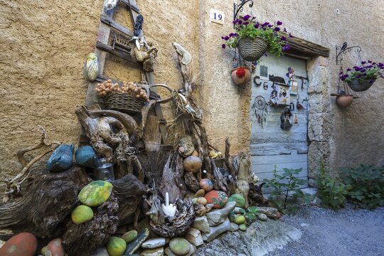 Curiosities, crime scene in an alley in Esparron-de-Verdon, Provence-Alpes-C&ocirc;te d'Azur, Provence, France