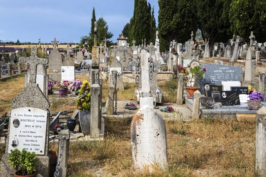 Graves, gravestones, cemetery in Puimoisson, Provence, region Provence-Alpes-C&ocirc;te d'Azur, department Alpes-de-Haute-Provence, France