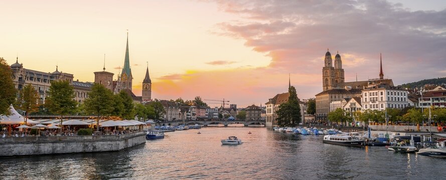 Old town view, Limmat, Fraum&uuml;nster and Grossm&uuml;nster, evening mood, Old Town of Zurich, Switzerland