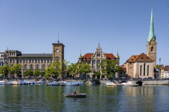 Fraum&uuml;nster, rowing boat on the Limmat, Old Town of Zurich, Switzerland