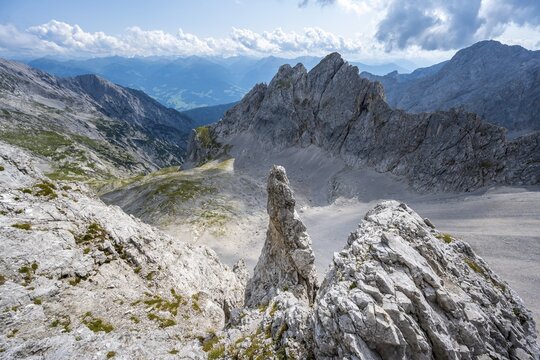 Rock outcrop on the via ferrata to Lamsenspitze, view into cirque with summit of Mitterkarlspitze, Karwendel Mountains, Alpenpark Karwendel, Tyrol, Austria