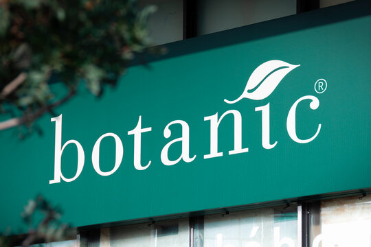 Rueil-Malmaison, France - 26 f&eacute;vrier 2026: Enseigne et logo d'un magasin Botanic, entreprise fran&ccedil;aise et cha&icirc;ne de magasins sp&eacute;cialis&eacute;s en jardinerie, animalerie, cosm&eacute;tiques et alimentation bio