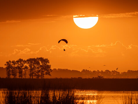 Parapente atardecer sobre laguna