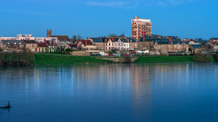 Les berges de la rivière Allier au coucher du soleil à Moulins © michel
