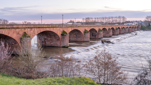 Le pont R&eacute;gemortes &agrave; Moulins sur la rivi&egrave;re Allier au coucher du soleil