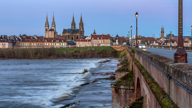 Le pont R&eacute;gemortes &agrave; Moulins sur la rivi&egrave;re Allier au coucher du soleil